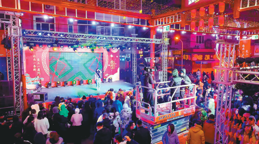 露天文艺表演引得众多游客驻足观看。(摄影:崔治)