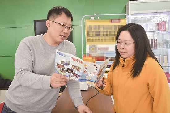市民到旅行社咨询。