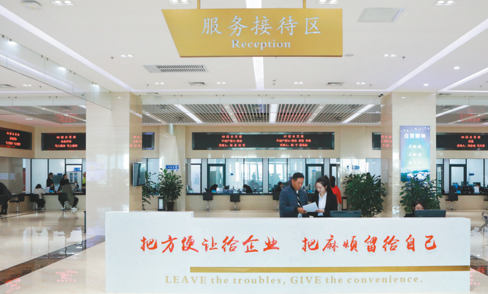 辽宁自贸试验区营口片区管委会行政审批大厅工作人员为办事人提供咨询服务。(来源:营口片区管委会)
