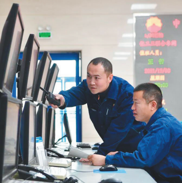 锦州石化公司技术人员通过智能系统管理生产流程。辽宁日报记者 崔治 摄