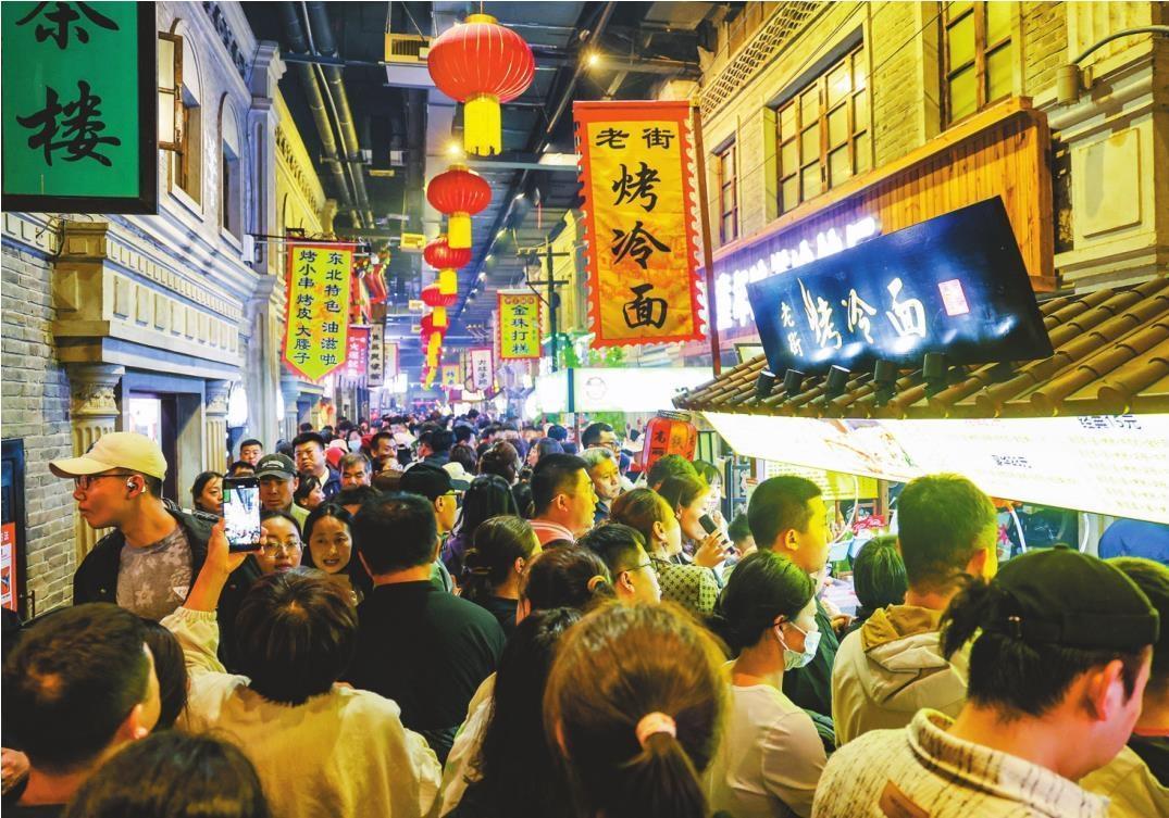 在丹东的安东老街,复原的丹东旧时街景配上风味独特的美食,让游客体验“逛吃购”。(摄影:周广庆)