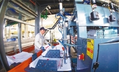 抚顺东科新能源科技有限公司工人正印制产品外包装袋。门莹 摄影