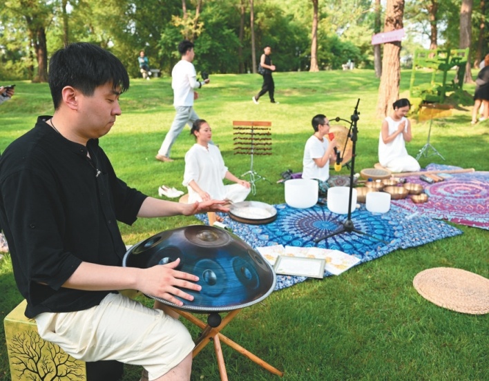 7月13日，游客在沈阳植物园尽情体验艺术的魅力，感受自然的宁静与美好。