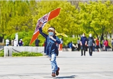 城市广场是放风筝的好去处。本报特约记者 林林 摄