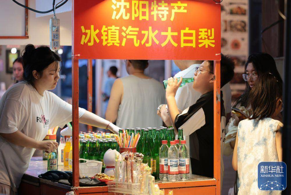 在沈阳西塔，游客品尝沈阳特色饮料（7月29日摄）。新华社记者 李钢 摄