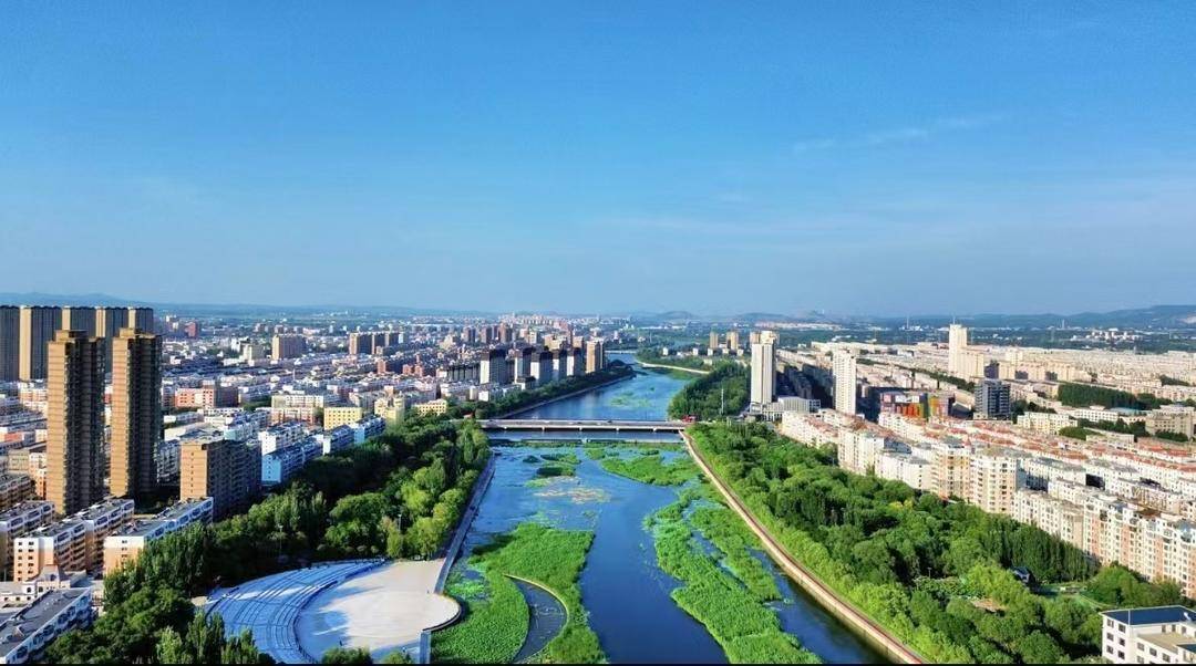 细河两岸绿意盎然,景色如画。