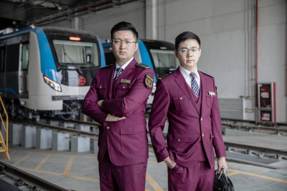 2019年，沈阳地铁九号线开通，担任首班车司机的庞博和吴智斌（左）。