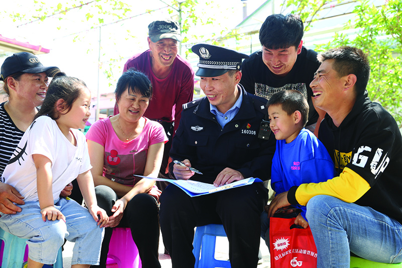 2019年5月，李庆峰为河口村3组村民讲解他的手绘辖区地图。