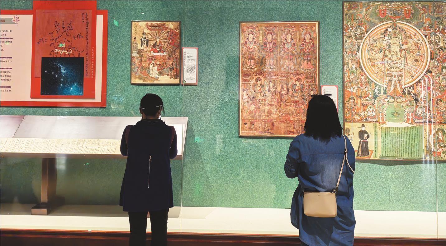 在260余件(组)展品中,辽宁地区收藏的藏经洞流散珍贵写本以及李浴手稿,乌密风、周绍淼的敦煌壁画临本等均为首次亮相。(摄影:朱忠鹤)