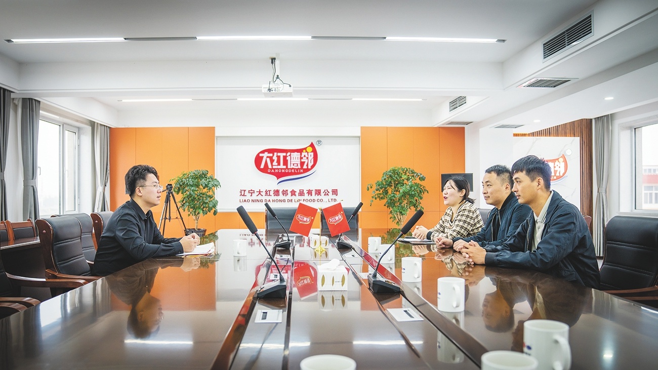 营口项目管家团队（右）来到辽宁大红德邻食品有限公司走访了解企业困难。（摄影：李国颖）