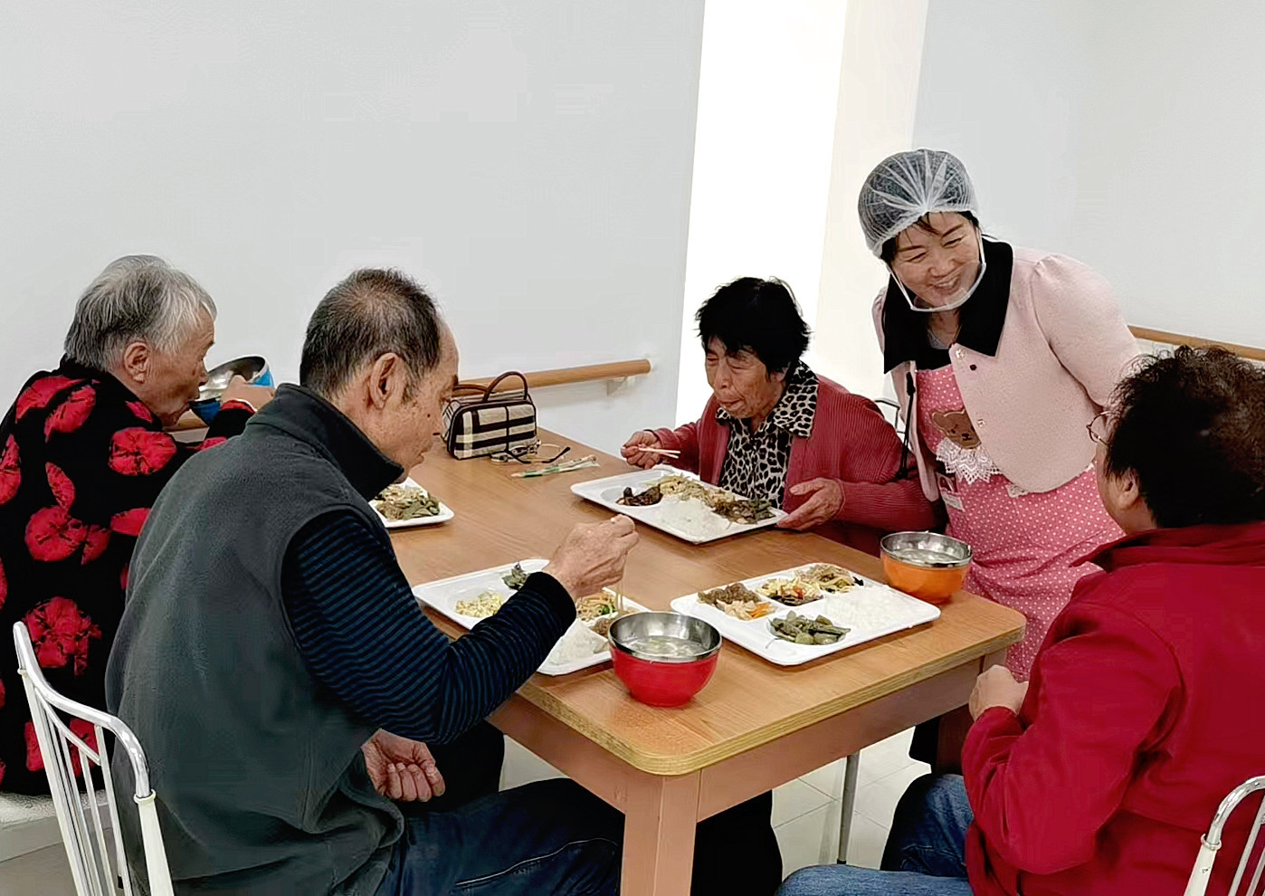 振安区太平湾社区的“长者食堂”，成为周边老年居民就餐的首选之地。（摄影：宋永昆）