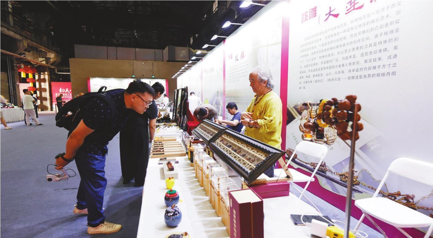 在非遗传统技艺展厅，观众俯身细看大连核雕作品，毫米级雕刻引来啧啧惊叹。 受访者供图