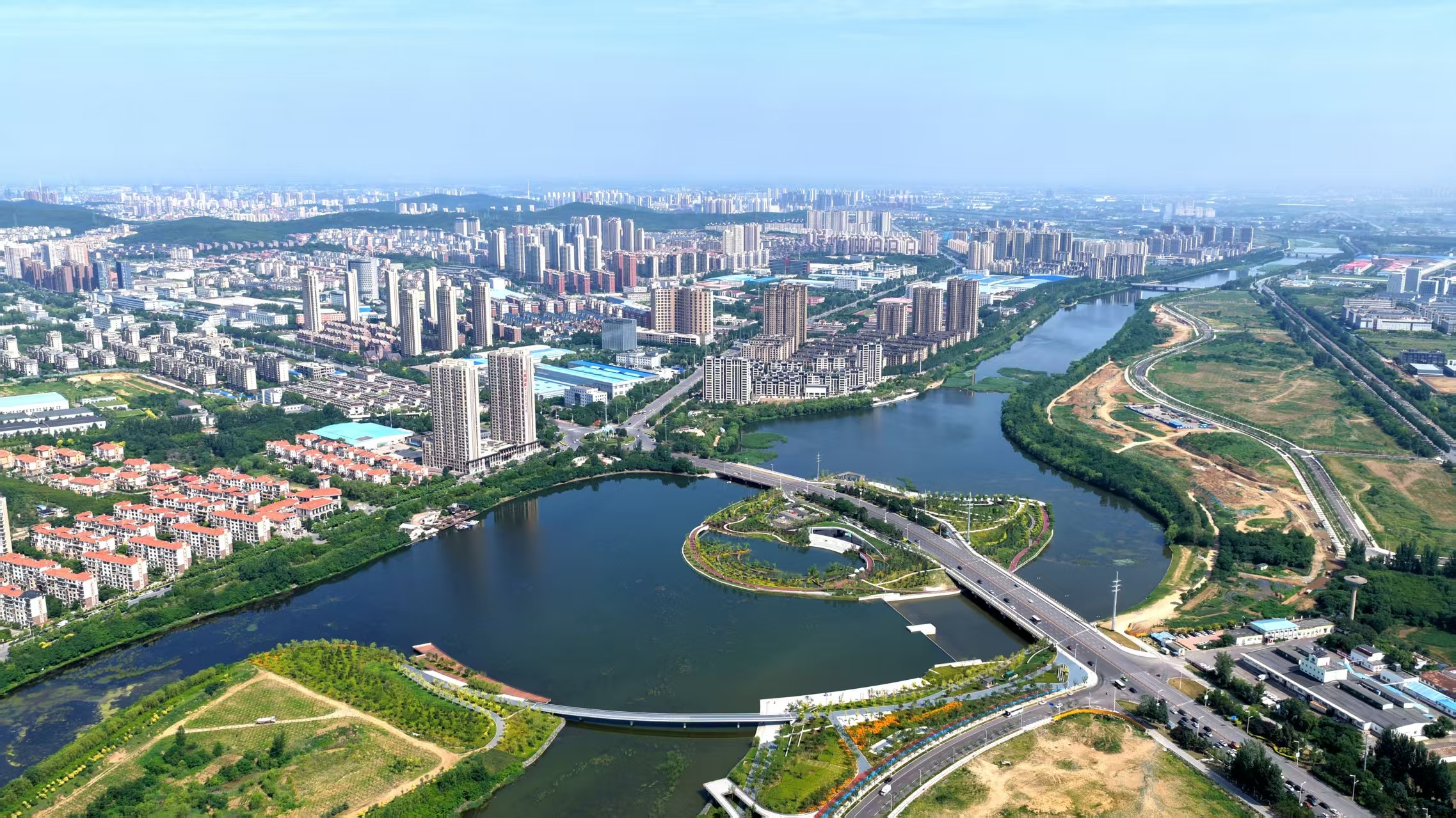 今年全面开放的千山湾生态公园项目是鞍山重要的民生工程,为市民提供了一个亲近自然的好去处。(摄影:杨靖岫)