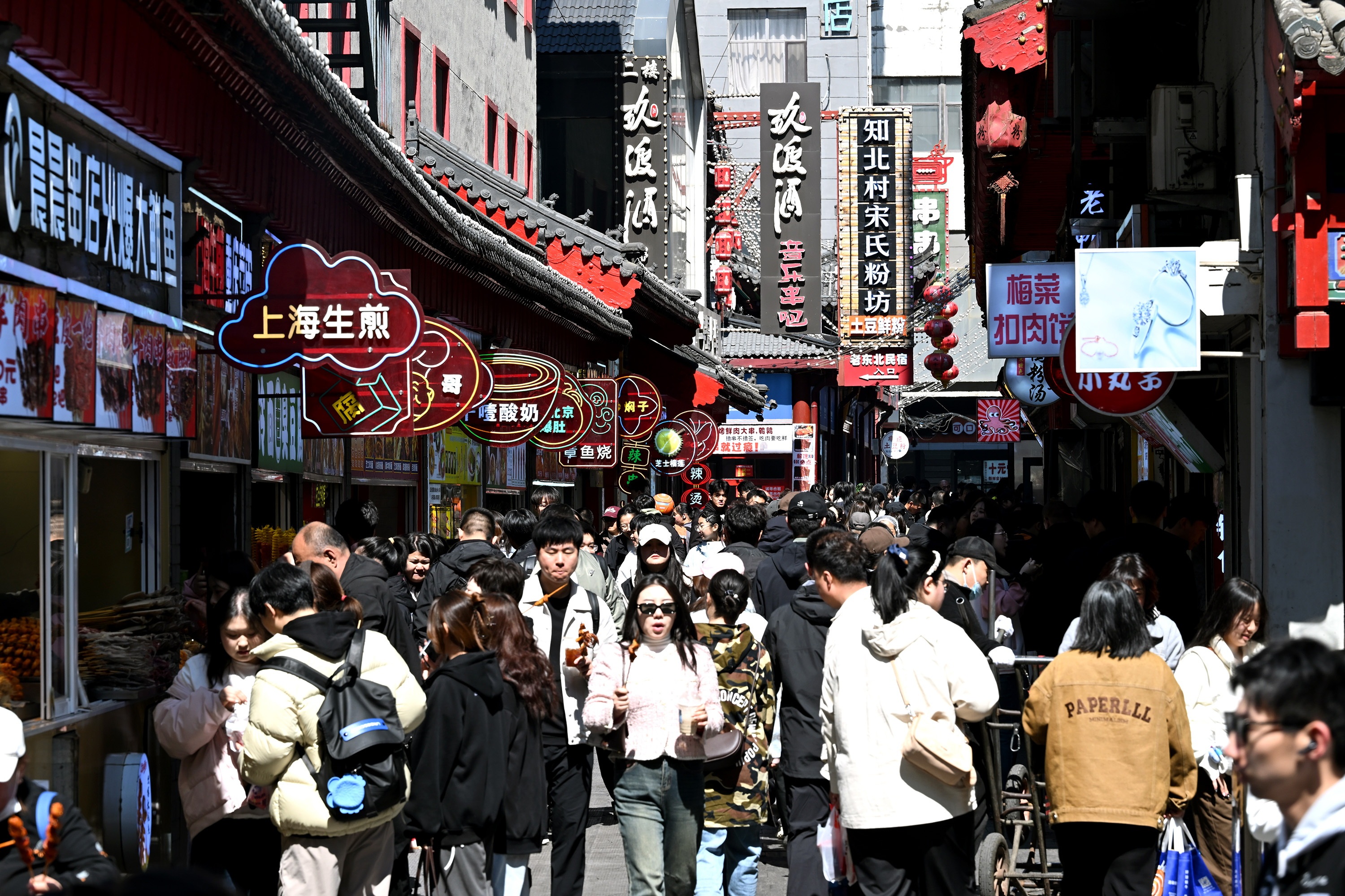 4月4日，沈阳中街商业街迎来客流高峰。（摄影：赵敬东）