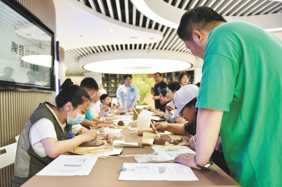 在沈阳公众考古活动季（第三季）上，参与者亲手尝试古代纹饰绘制。受访者供图