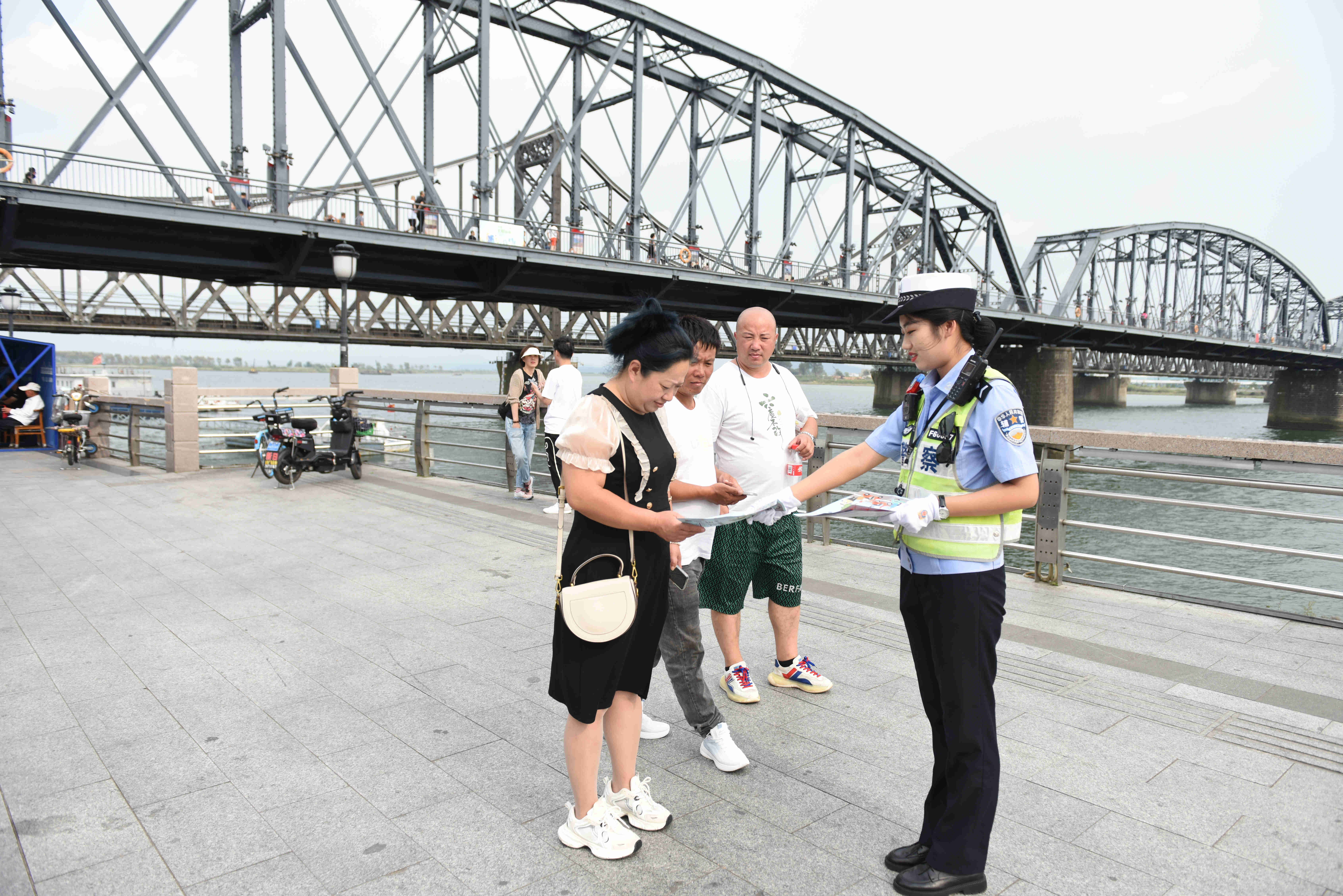 民警向群众宣传文明出行知识。(摄影:郭峰)