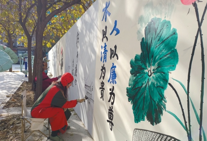 白塔区美术工作者手绘文化墙,扮靓小区环境。(严佩鑫 摄)