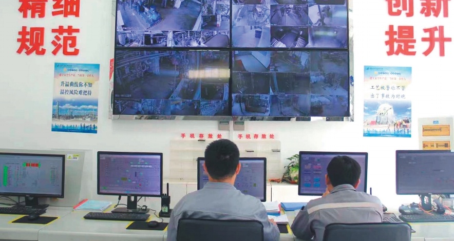 在奥克药业的控制室内,技术人员正在管控生产流程。(摄影:许刚)