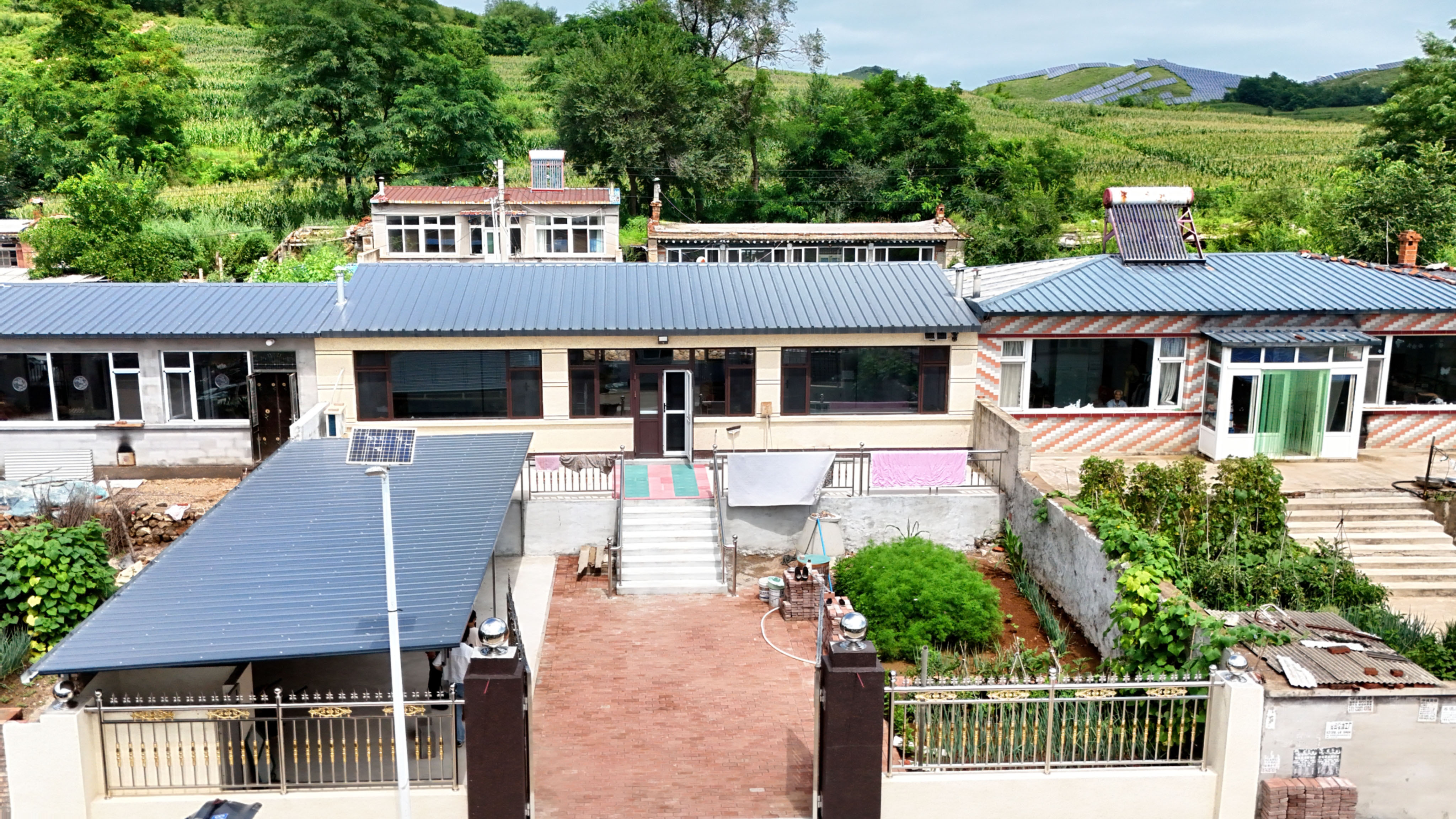 灾后重建房屋。(摄影:王野)