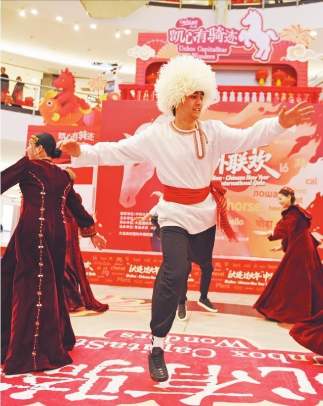 大连市中外大学生马年春节联欢活动上，国际学生代表载歌载舞，共赴新春之约。（摄影：吕文正）