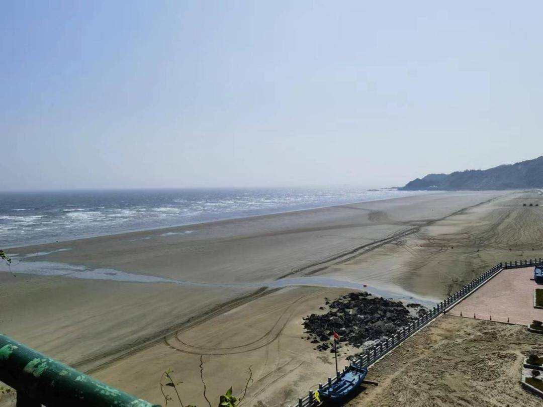 大鹿岛上治理后的沙滩。经济日报记者代明 摄