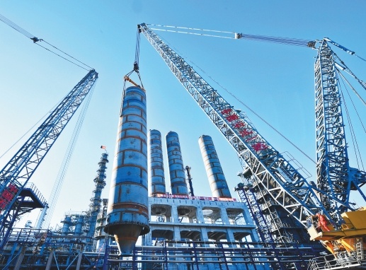 锦州石化公司40万吨/年针状焦项目现场，核心设备焦炭塔正在吊装。