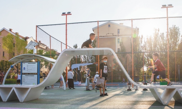 营口市南湖公园西侧新建的口袋公园成为孩子们的乐园。（摄影：唐晓红） 
