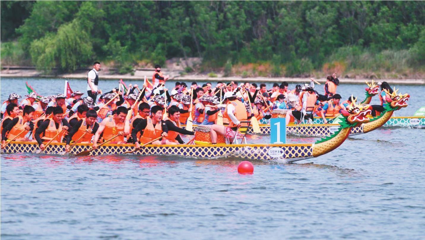 图为辽宁首届龙舟公开赛的竞逐场面。(摄影:孙海涛)