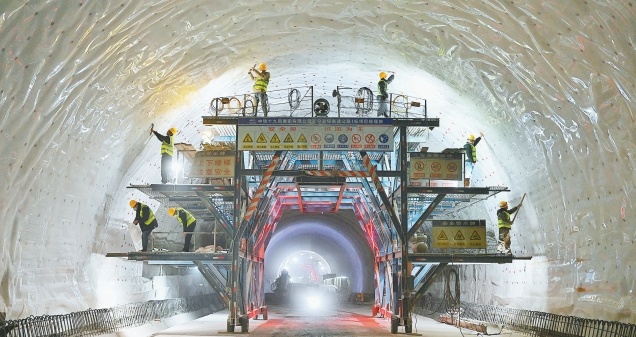 凌绥高速公路1标红山隧道内的建设场景。(摄影:查金辉)