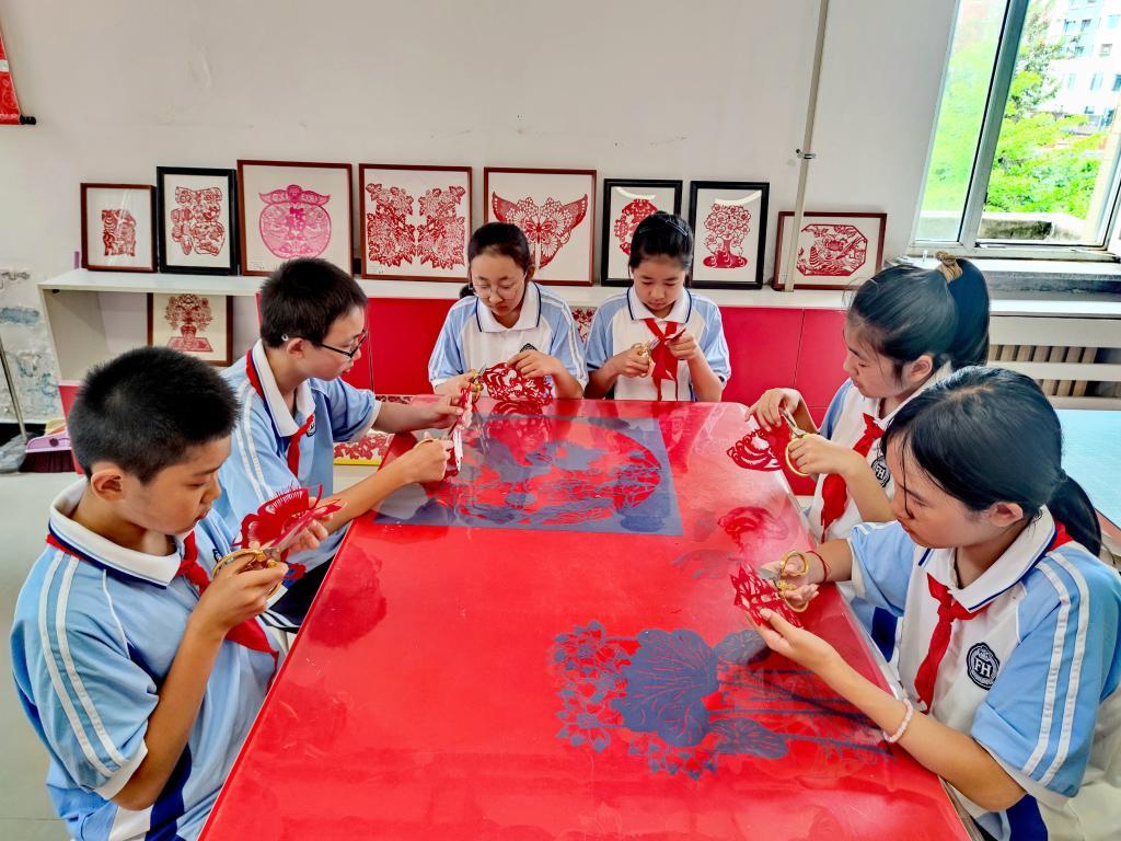 铁岭县凡河小学自2008年开设剪纸课程，300余名学生加入社团，校内“小荷”剪纸工作坊获评市级艺术工坊。