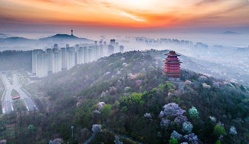 建设幸福宜居城市，秀美的锦江山一年四季皆是景，成为丹东市民休闲健身的好去处。（李国钟 摄）