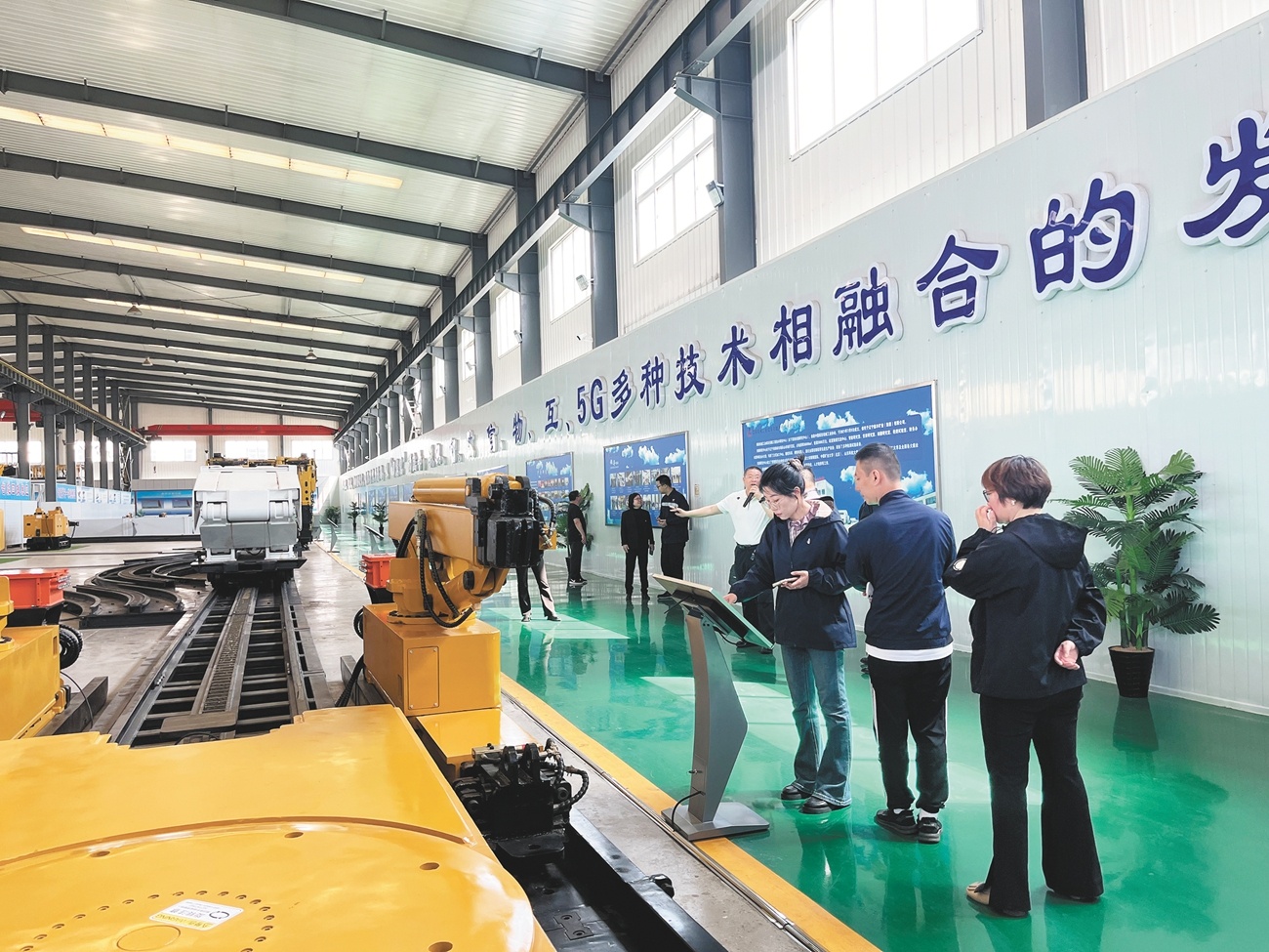 辽宁鑫丰矿业（集团）有限公司在综采安装回撤设备智能化方向持续深耕。（摄影：李波）