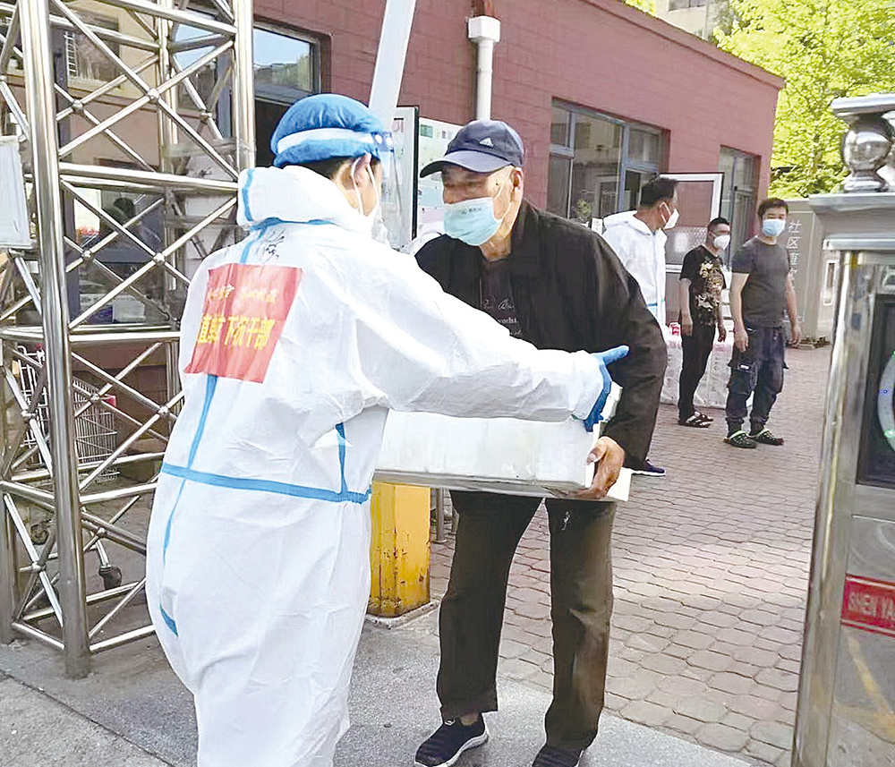 区人民法院党组严格落实防控措施，干警精心服务群众。