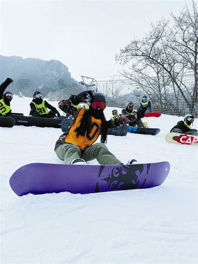 青少年在进行滑雪训练。 （图片：大连市滑雪协会提供）