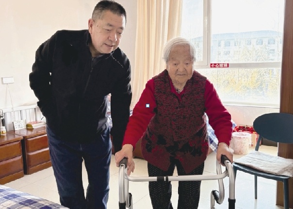 在敬老院照护老人