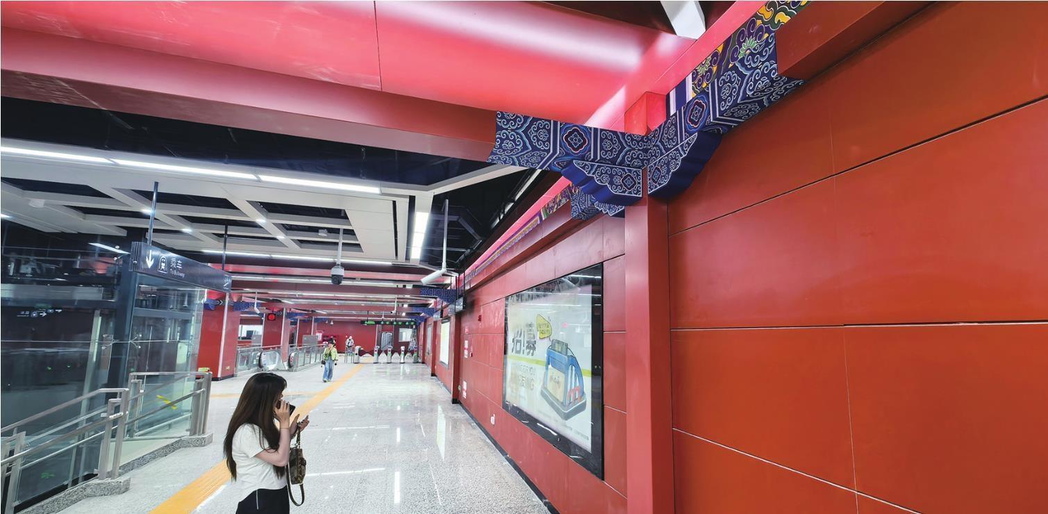 5月22日,正在建设中的沈阳地铁1号线东延线东陵公园站,青砖垒砌的出入口、车站内部的红墙和云纹彩绘,都与近在咫尺的东陵公园内的古建筑遥相呼应。