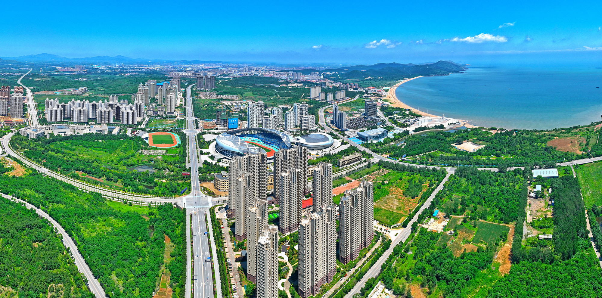 葫芦岛，一座产业兴旺、科创赋能、营商优渥、开放通达、人民乐享的现代化滨海魅力城市，正蓄势起航。 （摄影：田嘉）