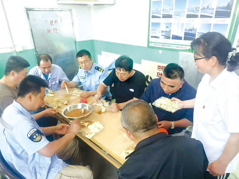 公交工作人员为驾驶员包饺子