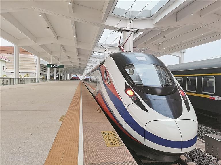“澜沧号”动车组停靠万象站准备担当D888次首次跨境列车牵引任务。(摄影:张天宇)