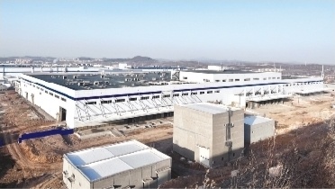 泰星能源三期设备导入项目建设现场。图片由大连金普新区管委会提供