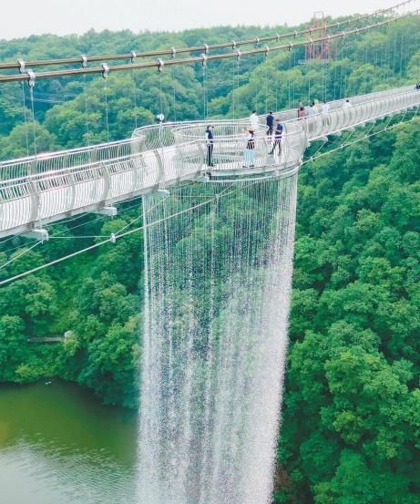 南天门文化旅游风景区9D水幕玻璃吊桥、七彩空中漂流等新场景带给游客全新游玩体验。（摄影：杜季亮）