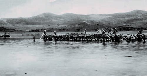 志愿军工兵部队在撤收铁舟浮桥。(资料图）