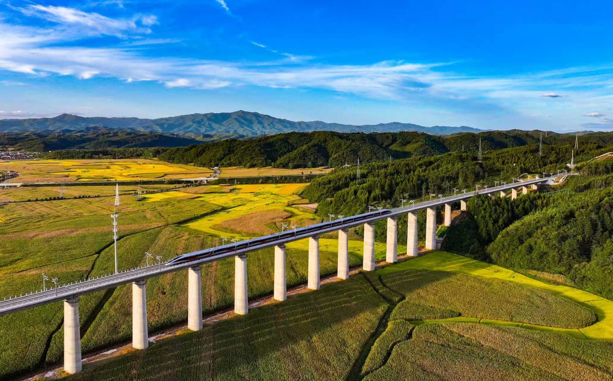 图为高铁列车行驶在沈白高铁上。（摄影：陈明）