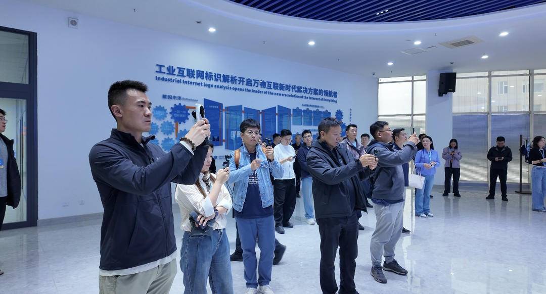 采风团在葫芦岛兴城市斯达威泳装产业园拍摄。