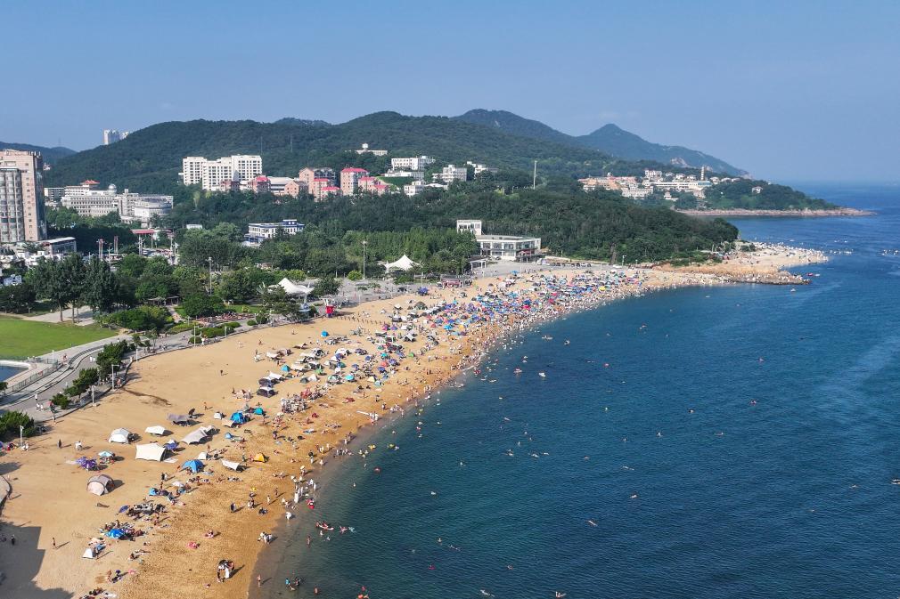 2025年7月10日拍摄的大连傅家庄公园海滨沙滩(无人机照片)。新华社记者 潘昱龙 摄