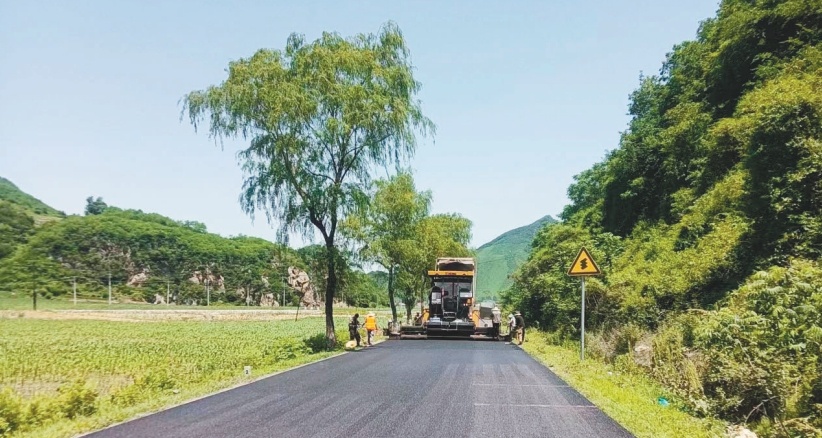 辽阳县聚焦农村公路老旧破损问题,高标准实施农村公路改造提升项目。图为梨梨线施工现场。(受访者供图)