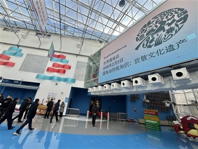 参加活动人员在红海滩湿地科学馆参观。