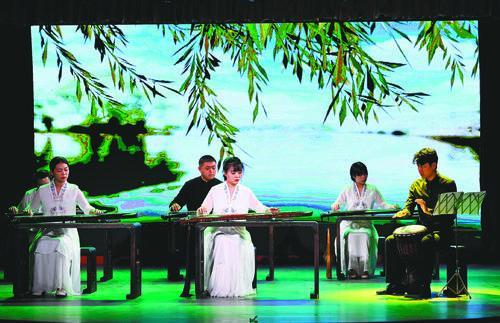 “清音和韵”展演上,一曲《梅花三弄》让观众充分感受到了古琴的韵律之美。(摄影:孙海涛)