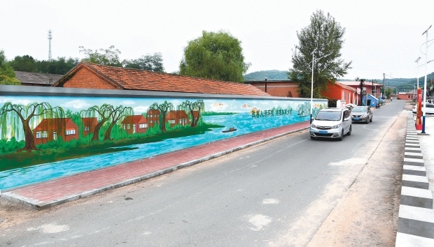 丹东市振安区楼房镇马家村的手绘文化墙成为村民喜闻乐见的亮丽景观。（摄影：宋永昆）