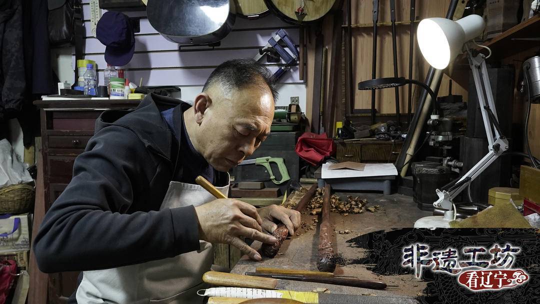 阜新单氏胡琴制作技艺传承人单志忠正在制作胡琴。